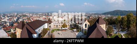 Luftaufnahme über die Innenstadt von Ljubljana, die Stadtburg im Vordergrund, die slowenische Hauptstadt Stockfoto