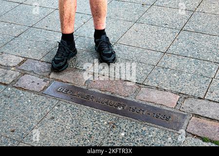 Kopfsteinpflaster und Bronzeplakette kennzeichnen die Route der ehemaligen Berliner Mauer, Wilhelmsruher Damm Märkisches Viertel, Reinickendorf, Berlin Stockfoto