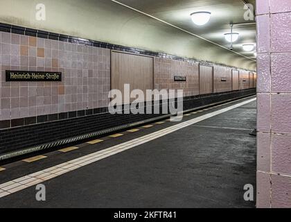 U-Bahn U-Bahn-Station Heinrich-Heine-Straße U-Bahn Station der Linie U8, Mitte, Berlin der Bahnhof wurde vom Architekten Alfred Grenander entworfen Stockfoto