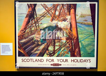 Alte Bahnposter der Forth Rail Bridge National Museum of Scotland, Chambers St, Edinburgh EH1 1JF Stockfoto