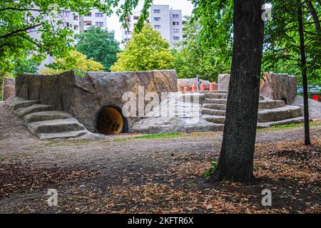 Neue Hochhaus-Apartmentgebäude und Kinderspielplatz an der Route der ehemaligen Berliner Mauer, Märkisches Viertel, Reinickendorf, Berlin Stockfoto