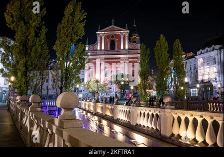 Berühmte drei Brücken und der Preseren-Platz im Zentrum von Ljubljana beleuchtet bei Nacht, Slowenien Stockfoto