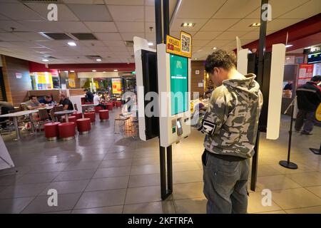 SHENZHEN, CHINA - CIRCA NOVEMBER 2019: Selbstbestellungs-Kiosk im McDonald's Restaurant in Shenzhen. Stockfoto