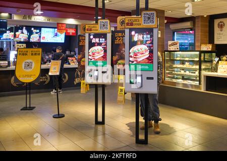 SHENZHEN, CHINA - CIRCA NOVEMBER 2019: Selbstbestellungs-Kiosk im McDonald's Restaurant in Shenzhen. Stockfoto