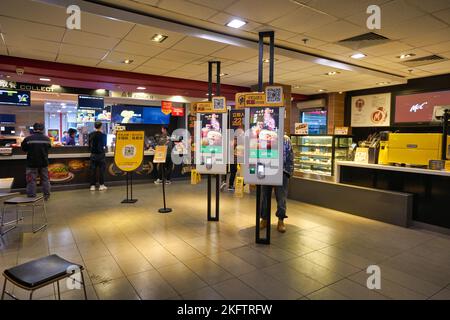 SHENZHEN, CHINA - CIRCA NOVEMBER 2019: Selbstbestellungs-Kiosk im McDonald's Restaurant in Shenzhen. Stockfoto