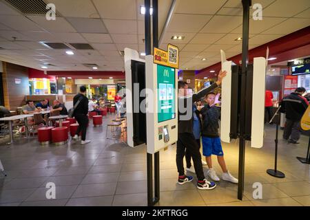 SHENZHEN, CHINA - CIRCA NOVEMBER 2019: Selbstbestellungs-Kiosk im McDonald's Restaurant in Shenzhen. Stockfoto