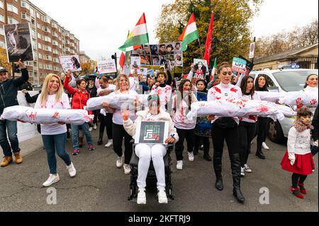 London, Großbritannien. 19. November 2022. Demonstranten marschieren von der iranischen Botschaft in die Downing Street, um an das Stille Massaker und gegen den Iranien zu erinnern Stockfoto