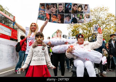 London, Großbritannien. 19. November 2022. Demonstranten marschieren von der iranischen Botschaft in die Downing Street, um an das Stille Massaker und gegen den Iranien zu erinnern Stockfoto