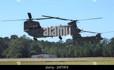 2. LT. Scott E. Moore Jr., ein Flugschüler hat seine ersten Erfahrungen mit dem Hubschrauber CH-47 Chinook mit seinem Vater, Chief Warrant Officer 5 Scott E. Moore Sr., ein CH-47-Instruktorpilot bei Firma B, 1. Battalion, 223d Aviation Regiment, Vor dem Start zu einem Trainingsflug am 7. Oktober 2022. Stockfoto