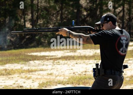 Ein Green Beret, der der US Army John F. Kennedy Special Warfare Center and School zugewiesen wurde, schießt während des jährlichen Memorial 3-Gun Competition 5. in Maxton, North Carolina, am 7. Oktober 2022 auf ein Ziel. Memorial 3 Gun Foundation veranstaltete ein 10-stufiges Spiel mit über 250 Teilnehmern, um gefallene Dienstmitglieder zu erinnern, zu ehren und zu erinnern, die dem U.S. Special Operations Command zugewiesen wurden. Stockfoto