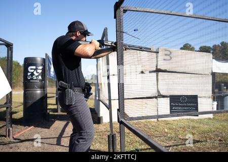 Ein Green Beret, der der US Army John F. Kennedy Special Warfare Center and School zugewiesen wurde, schießt während des jährlichen Memorial 3-Gun Competition 5. in Maxton, North Carolina, am 7. Oktober 2022 auf ein Ziel. Memorial 3 Gun Foundation veranstaltete ein 10-stufiges Spiel mit über 250 Teilnehmern, um gefallene Dienstmitglieder zu erinnern, zu ehren und zu erinnern, die dem U.S. Special Operations Command zugewiesen wurden. Stockfoto