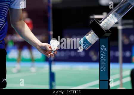 SYDNEY, AUSTRALIEN - 18. NOVEMBER: Kean Yew Loh aus Singapur nimmt einen neuen Federball während des Herren-Singles-Spiels zwischen China und Singapur am 18. November 2022 im Quaycenter Stockfoto