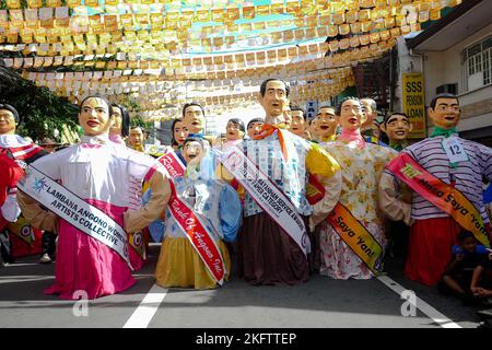 Angono, Rizal, Philippinen. 20.. November 2022. Die Parade der riesigen Marionetten in der Kunsthauptstadt der Philippinen ist nach zwei Jahren Pandemie wieder da. Das Higantes (Riesen-)Festival führt durch die Straßen von Angono, Provinz Rizal. Die Papiermachekopfpuppen wurden ursprünglich gemacht, um korrupte Beamte während der spanischen Herrschaft zu beschämen. Jetzt sind die Higantes einen langen Weg gekommen und haben sich zu einem Festival der Neuzeit aus der spanischen Ära entwickelt. Das Festival bringt Freude und Unterhaltung für die Stadtmenschen von Angono und für Touristen. Jetzt tragen sie eine Schärpe, um jemanden zu repräsentieren oder mit etwas zu werben Stockfoto