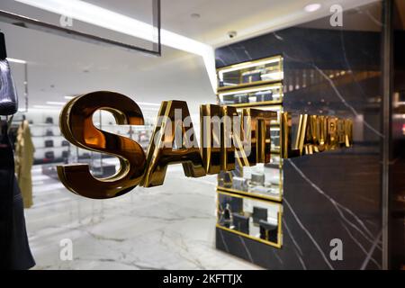 HONGKONG, CHINA - CA. DEZEMBER 2019: Nahaufnahme des Schildes von Saint Laurent, das im Laden in Hongkong zu sehen ist Stockfoto