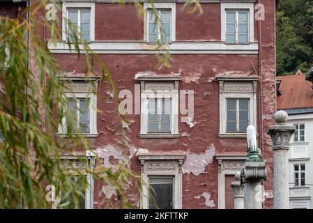 Altes klassisches Wohnhaus im Stadtzentrum von Ljubljana, Slowenien Stockfoto