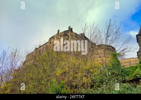 Die Burgmauern von Edinburgh blickten von unten Stockfoto