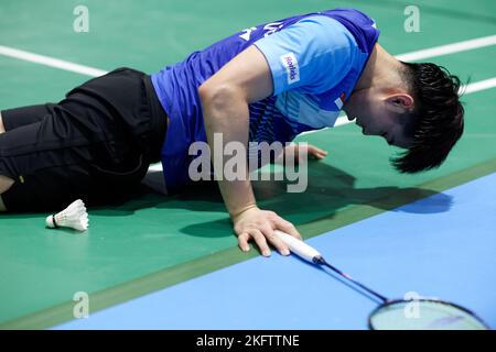 SYDNEY, AUSTRALIEN - 18. NOVEMBER: Kean Yew Loh aus Singapur fällt während des Herren-Einzelspiel zwischen China und Singapur am 18. November 2022 im Quaycenter in Sydney, Australien Stockfoto