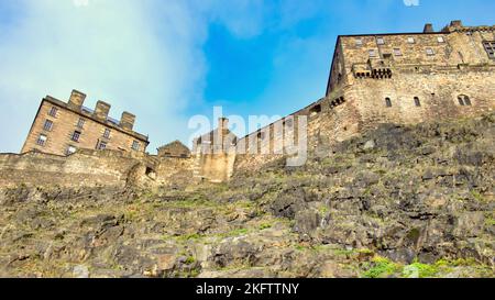 Die Burgmauern von Edinburgh blickten von unten Stockfoto