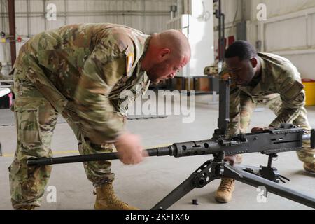 SPC der US-Armee. Justin Zammit, ein Radfahrzeugmechaniker bei der Sustainment Brigade 369., und Sgt. Shemar Steele, ein taktischer Stromerzeuger-Spezialist mit dem 369. Special Trupps Bataillon, montiert in m2 Ft. Hood, TX, 7. Oktober 2022. Die Soldaten werden sieben Schritte ausführen, die für eine erfolgreiche Fassinstallation erforderlich sind. Stockfoto