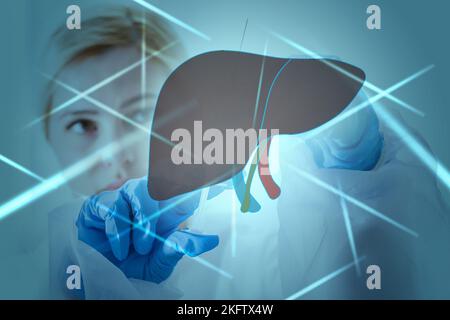 Ärztin berührt virtuelle Leber in der Hand. Verschwommenes Foto, handgezeichnetes menschliches Organ, rot als Symbol der Krankheit hervorgehoben. Krankenhausdienst im Gesundheitswesen Stockfoto