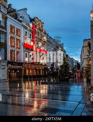 Weihnachtsbaum und Dekorationen auf der Vorderseite des Cartier-Ladens in Mayfair, London. Stockfoto