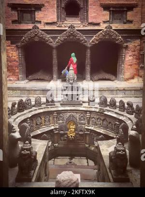 Tusha Hiti, ein eingelassenes Steinbad, das von der königlichen Familie Malla im Patan Durbar Square, Sundari Chowk, in Lalitpur, Nepal, Asien, genutzt wird Stockfoto