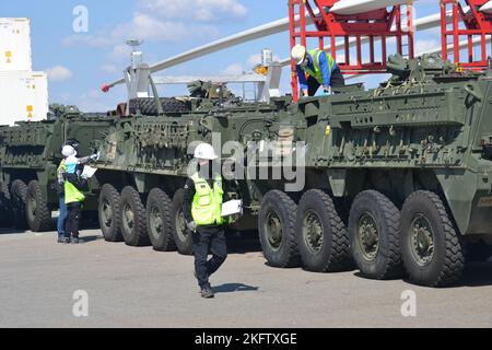 Stryker-Fahrzeuge der 2. Stryker Brigade Combat Team, 2. Infantry Division werden am 8. Oktober 2022 im Hafen von Pyeongtaek, Südkorea, entladen. Stockfoto