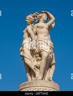 Blick auf die Statue der drei Grazien, elegante Steinskulptur des Brunnens auf dem berühmten Wahrzeichen Place de la Comedie, Montpellier, Frankreich Stockfoto