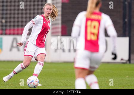 DUIVENDRECHT, NIEDERLANDE - 20. NOVEMBER: Victoria Pelova von Ajax während des niederländischen Azerion Womens Eredivisie-Spiels zwischen Ajax und PSV Eindhoven am 20. November 2022 in De Toekomst in Duivendrecht, Niederlande (Foto: Patrick Goosen/Orange Picts) Stockfoto