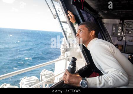 221008-N-WU964-1054 SEA OF JAPAN (8. Oktober 2022) Aviation Boatswain’s Mate (Equipment) Airman Aaron Davis aus Las Vegas beobachtet Flugzeuge aus der Hauptflugkontrolle an Bord des einzigen vorgelagerten Flugzeugträgers der US Navy, USS Ronald Reagan (CVN 76), in Sea of Japan, 8. Oktober. Ronald Reagan, das Flaggschiff der Carrier Strike Group 5, stellt eine kampfbereite Truppe zur Verfügung, die die Vereinigten Staaten schützt und verteidigt und Allianzen, Partnerschaften und kollektive maritime Interessen in der indopazifischen Region unterstützt. Air Department, unter Deck, CVN 76, USA Navy, USS Ronald Reagan, Flieger, Stockfoto