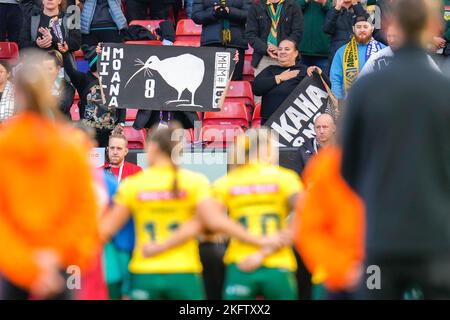 Manchester, Großbritannien. 18.. November 2022. Neuseeland-Unterstützerinnen beim Frauen-Rugby-League-Weltcup-Finale 2021 zwischen Australien und Neuseeland am 19. November 2022 in Old Trafford, Manchester, England. Foto von David Horn. Quelle: Prime Media Images/Alamy Live News Stockfoto