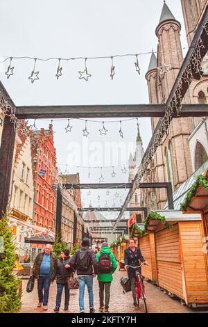 16. Dezember 2019, Gent, Belgien. Weihnachtsmarkt, Pavillons und Tannenbäume. Stockfoto