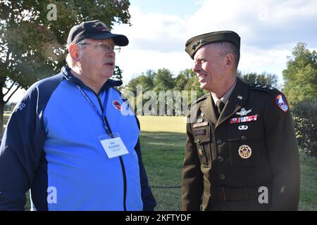 Jim 4 Koszuta, ein Veteran des Vietnamkriegs, spricht am 8. Oktober 2022 mit LT. General Daniel L. Karbler, dem Kommandanten des U.S. Army Space and Missile Defense Command, am World war II Memorial in Washington D.C., im Ruhestand. Stockfoto