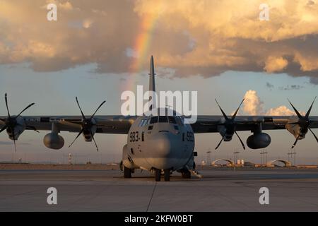 Ein US Marine Corps KC-130J Hercules Flugzeug, das Marine Aviation Weapons and Tactics One (MAWTS-1) zugeordnet ist, wird für den Start einer Luftübergabeübung während des Weapons and Tactics Instructors (WTI) Course 1-23 in der Marine Corps Air Station Yuma, Arizona, am 7. Oktober 2022 vorbereitet. WTI ist eine siebenwöchige Schulungsveranstaltung, die von MAWTS-1 veranstaltet wird und standardisierte fortgeschrittene taktische Schulungen und Zertifizierungen von Instruktorenqualifikationen bietet, um die Ausbildung und Bereitschaft der Meeresluftfahrt zu unterstützen, und hilft bei der Entwicklung und dem Einsatz von Flugwaffen und -Taktiken. Stockfoto