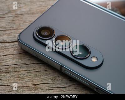 Galati, Rumänien - November, 17 2022: Samsung bringt das Galaxy Z Fold4 auf den Markt, die vierte Generation eines faltbaren Smartphones mit dreifacher Kamera auf der Rückseite Stockfoto