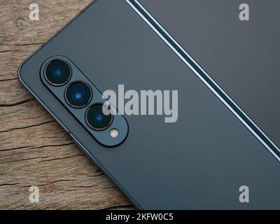 Galati, Rumänien - November, 17 2022: Samsung bringt das Galaxy Z Fold4 auf den Markt, die vierte Generation eines faltbaren Smartphones mit dreifacher Kamera auf der Rückseite Stockfoto