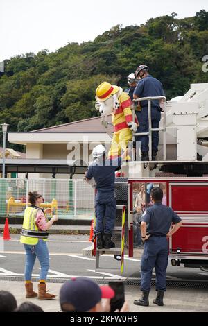 YOKOSUKA, Japan (Okt 8, 2022) – „Sparky“, der Hund, das offizielle Maskottchen der National Fire Protection Association, verlässt einen Feuerwehrwagen, um die Menge im Rahmen der jährlichen Ikego Fire Prevention Parade & Open House zu begrüßen, veranstaltet von Commander, Navy Region Japan Fire and Emergency Services (CNRJ F&es). Die Veranstaltung wurde abgehalten, um die Servicemitarbeiter und ihre Familien über den Brandschutz zu informieren. Seit mehr als 75 Jahren stellt, pflegt und betreibt CFAY Basiseinrichtungen und -Dienste zur Unterstützung der vorbereitenden Seestreitkräfte der US-7.-Flotte, der Mieterkommandos und Tausender militärischer und ziviler Einheiten Stockfoto