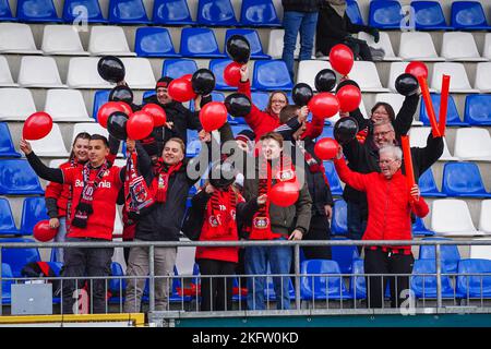 Sinsheim Hoffenheim, Deutschland. 20.. November 2022. Sinsheim-Hoffenheim, 20. 2022. November: Leverkusen-Fans vor dem 16. Lauf des DFB-Pokals der Frauen 2022/2023 zwischen TSG 1899 Hoffenheim und Bayer 04 Leverkusen im Dietmar-Hopp-Stadion. (Norina Toenges/Sports Press Photo/SPP) Quelle: SPP Sport Press Photo. /Alamy Live News Stockfoto