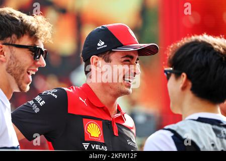 Yas Marina Circuit, Abu Dhabi, 20/11/2022, (L bis R): Pierre Gasly (FRA) AlphaTauri; Charles Leclerc (MON) Ferrari; und Yuki Tsunoda (JPN) AlphaTauri, bei der Fahrerparade. 20.11.2022. Formel 1 Weltmeisterschaft, Rd 22, Abu Dhabi Grand Prix, Yas Marina Circuit, Abu Dhabi, Race Day. Bildnachweis sollte lauten: XPB/Press Association Images. Stockfoto