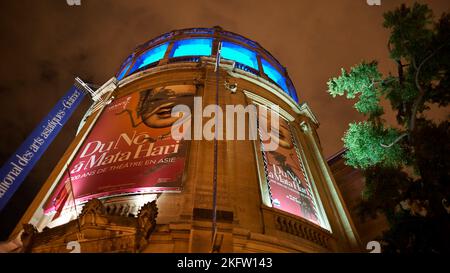 PARIS, FRANKREICH - 09. AUGUST 2015: Außenaufnahme des Guimet-Museums in Paris bei Nacht. Stockfoto