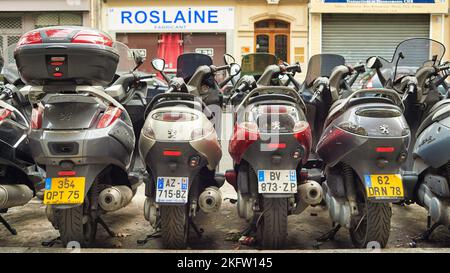 PARIS, FRANKREICH - 09. AUGUST 2015: Nahaufnahme von Motorrollern, die auf der Straße von Paris geparkt sind. Stockfoto