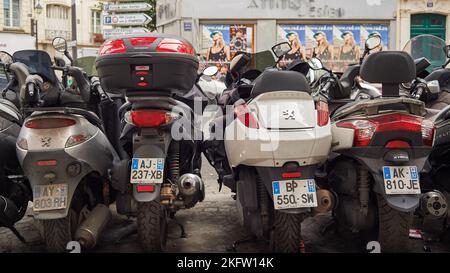 PARIS, FRANKREICH - 09. AUGUST 2015: Nahaufnahme von Motorrollern, die auf der Straße von Paris geparkt sind Stockfoto