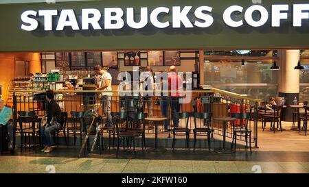 PRAG, TSCHECHISCHE REPUBLIK - 18. AUGUST 2015: Menschen bei Starbucks Coffee auf dem Internationalen Flughafen Prag. Stockfoto