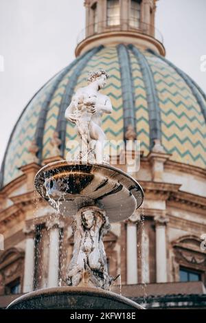 Oberer Teil der Fontana Pretoria in Palermo, Sizilien, Italien gegen eine verschwommene Kuppel Stockfoto