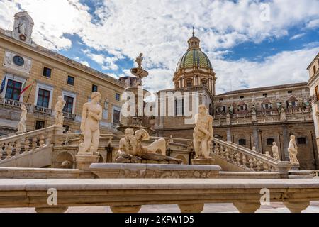 Blick auf die Fontana Pretoria und das Rathaus von Palarmo im Herzen des historischen Viertels, Italien. Textübersetzung 'Sie vergehen und werden zugeschrieben' Stockfoto