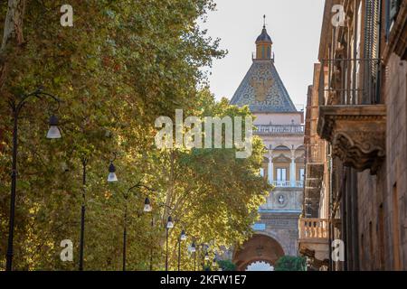 Palermo, Sizilien, Italien. Porta Nuova, historisches Wahrzeichen neben dem Palazzo dei Normanni, Triumphbogen und Tor aus dem Jahr 1570 Stockfoto