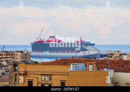 Virgin Cruise Resilient Lady vor Anker im Hafen von Palermo, Sizilien, Italien Stockfoto