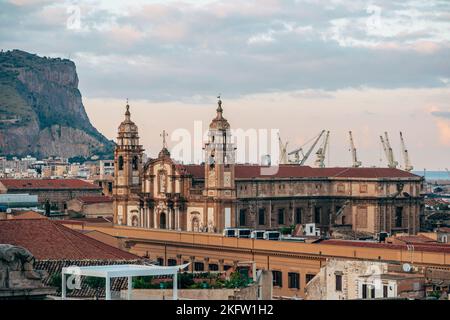 Blick auf die Gebäude von Palermo bei Sonnenuntergang. Chiesa San Domenico Barockgebäude im historischen Stadtzentrum Stockfoto