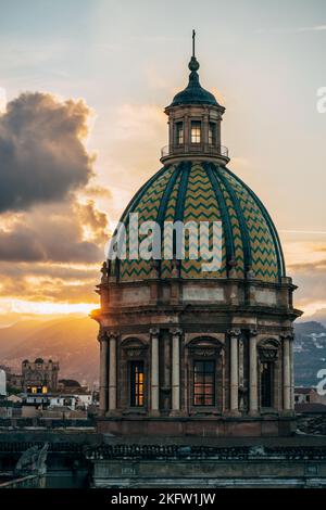 Kuppel gegen den Himmel bei Sonnenuntergang. Kirche San Giuseppe dei Padre Teatini im historischen Stadtzentrum von Palermo, Sizilien, Italien Stockfoto