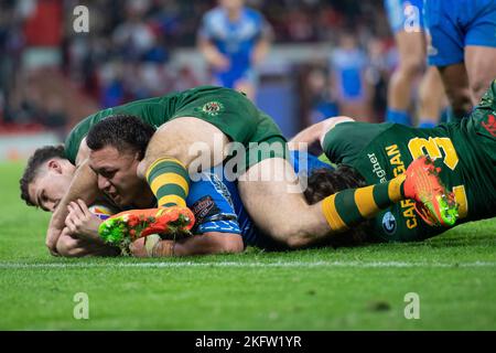 Trafford, Manchester, 19.. November 2022. Josh Papali'i von Samoa ist beim Rugby League-Weltcup-Finale 2021 zwischen Australien und Samoa am Samstag, dem 19.. November 2022, in Old Trafford, Manchester knapp an der Reihe. (Foto: Trevor Wilkinson | MI News) Credit: MI News & Sport /Alamy Live News Stockfoto